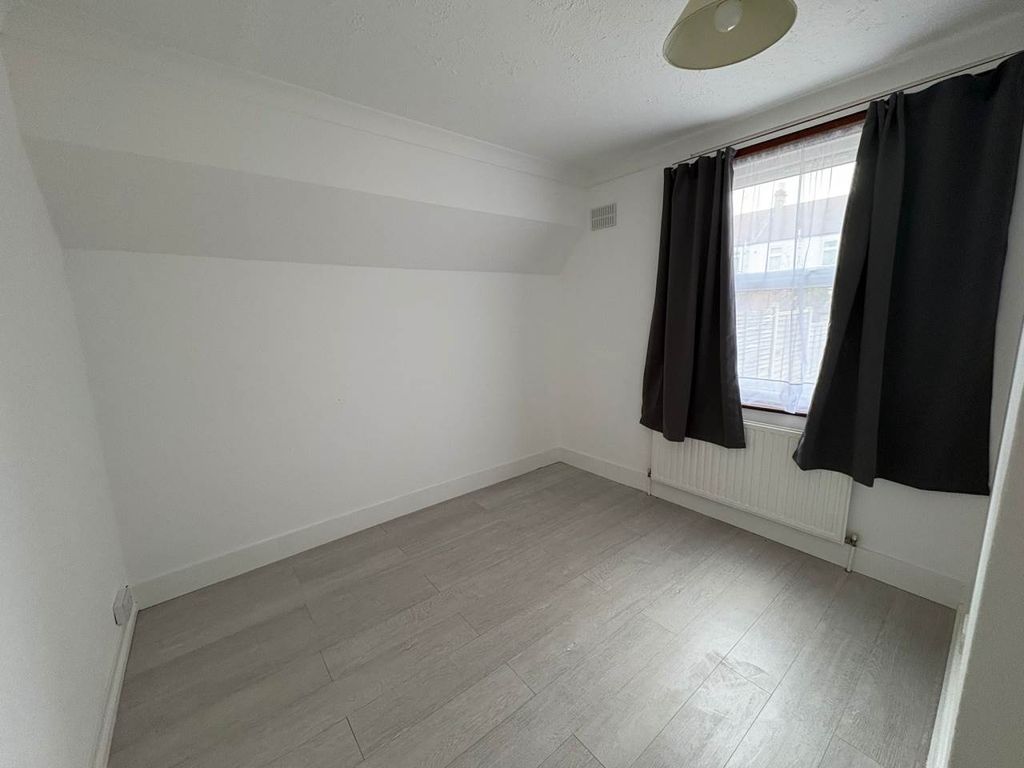 Property photo 3 of 5 Photo-2026-04-10-12-17-19 (3)