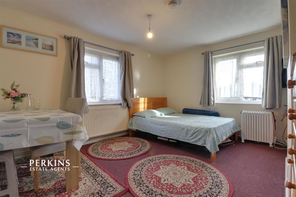 Property photo 2 of 5 Bed.Jpg