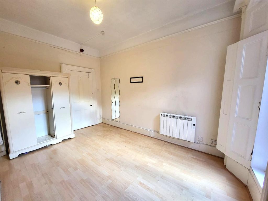 Property photo 3 of 13 Bedroom Pic 2