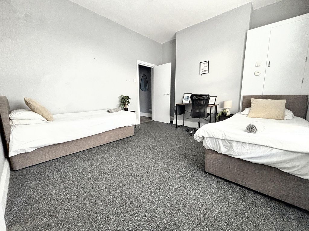 Property photo 3 of 10 Bright, Neutral Twin Bedroom With Two Single Beds,...