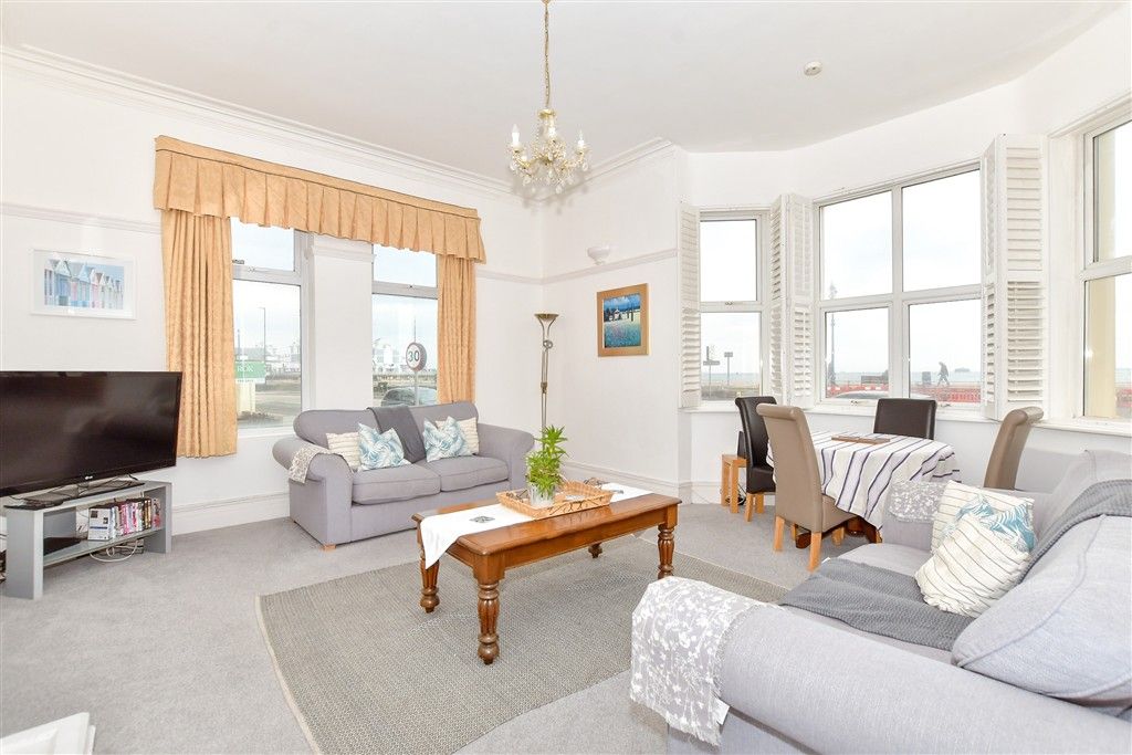 Property photo 3 of 11 Lounge