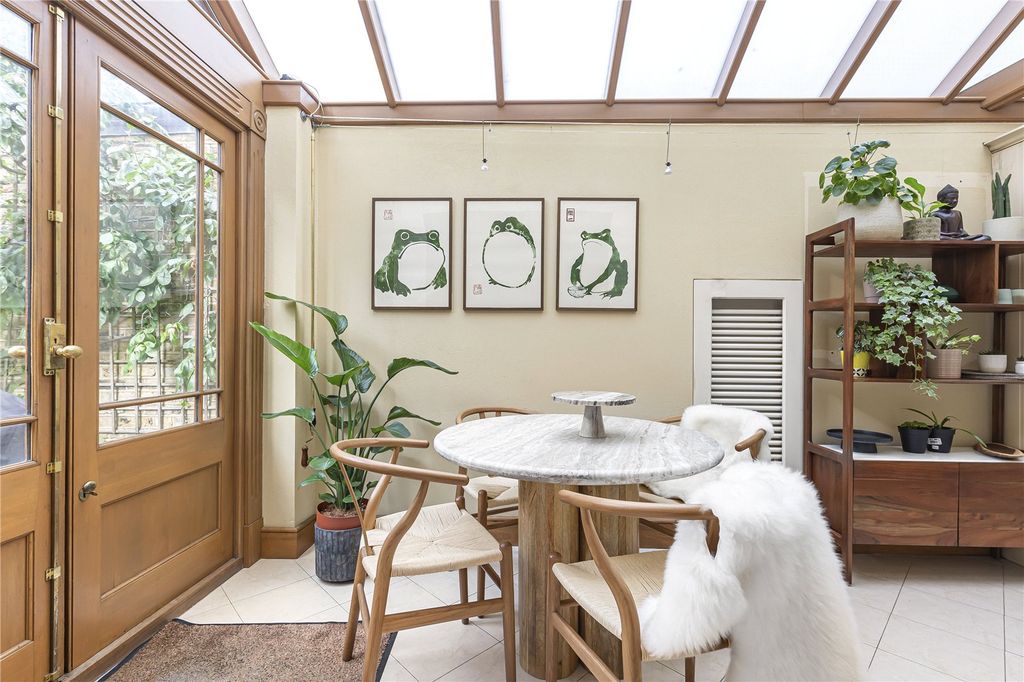Property photo 3 of 18 Conservatory