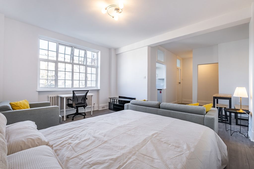 Property photo 2 of 8 Studio