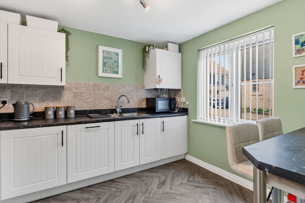 Property photo 2 of 25