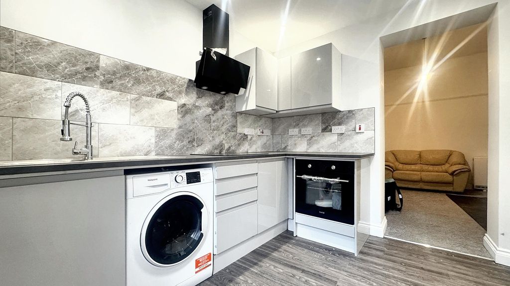 Property photo 1 of 10 Bright Modern Kitchen With Integrated Oven, Sleek ...