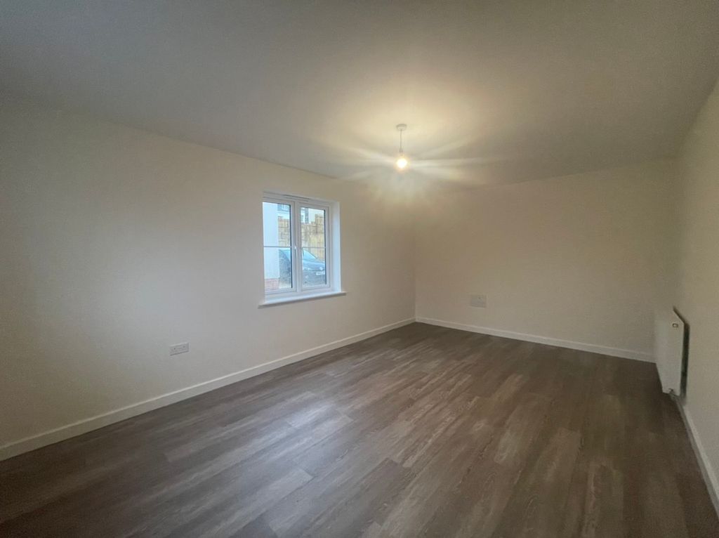 Property photo 3 of 10 Bedroom 1