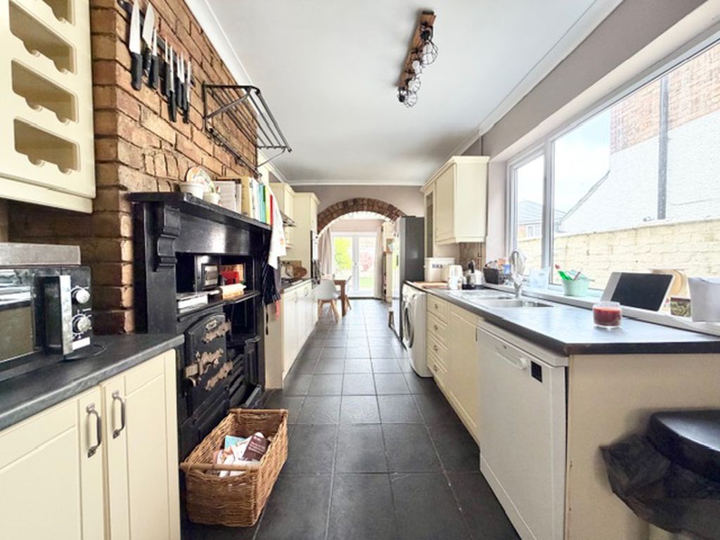 Property photo 3 of 14 Kitchen