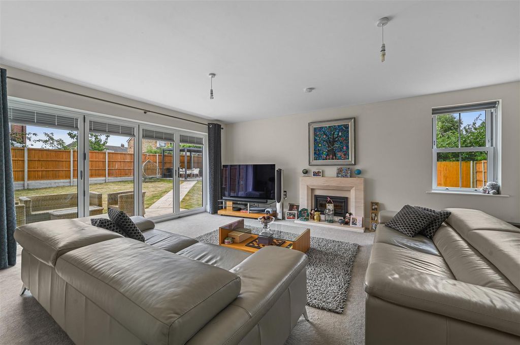 Property photo 2 of 18 Sitting Room