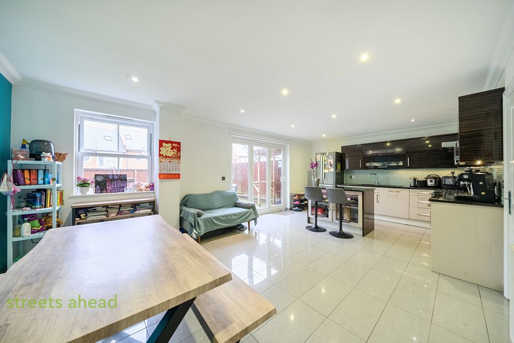 Property photo 3 of 20 011c9Dec-c069-495...