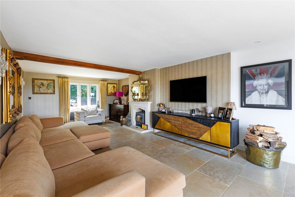 Property photo 3 of 16 Sitting Room
