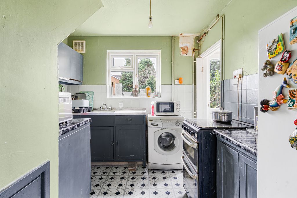 Property photo 3 of 19 Kitchen