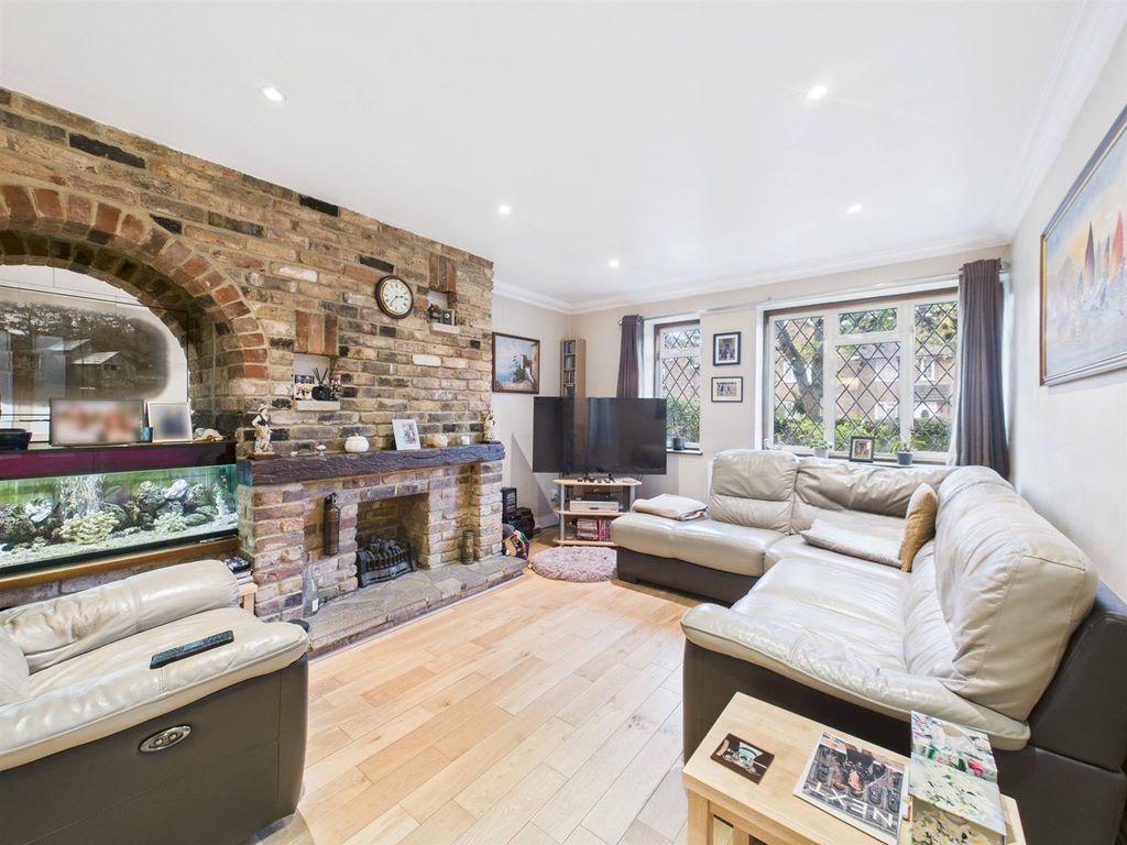 Property photo 2 of 13 Cam05080G0-Pr0220-Still022.Jpg