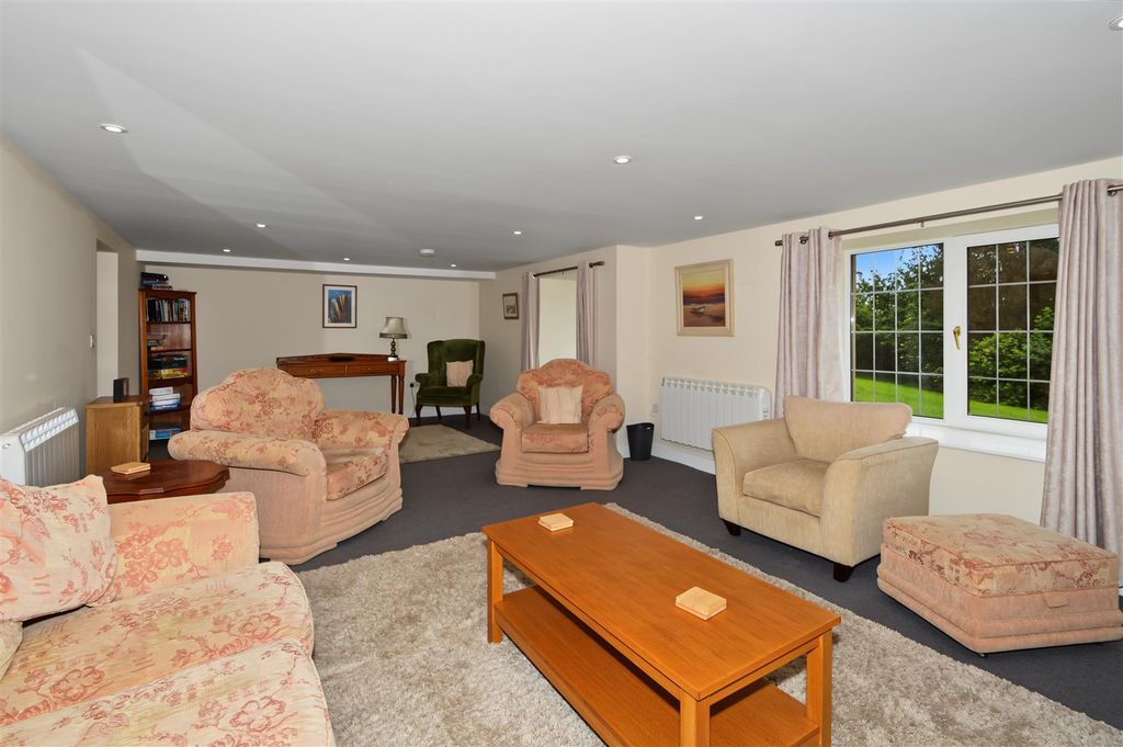 Property photo 3 of 35 Sitting Room