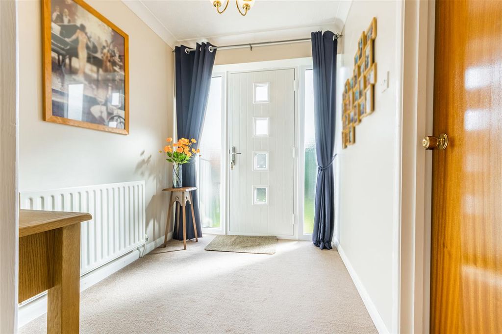 Property photo 2 of 32 Entrance Porch
