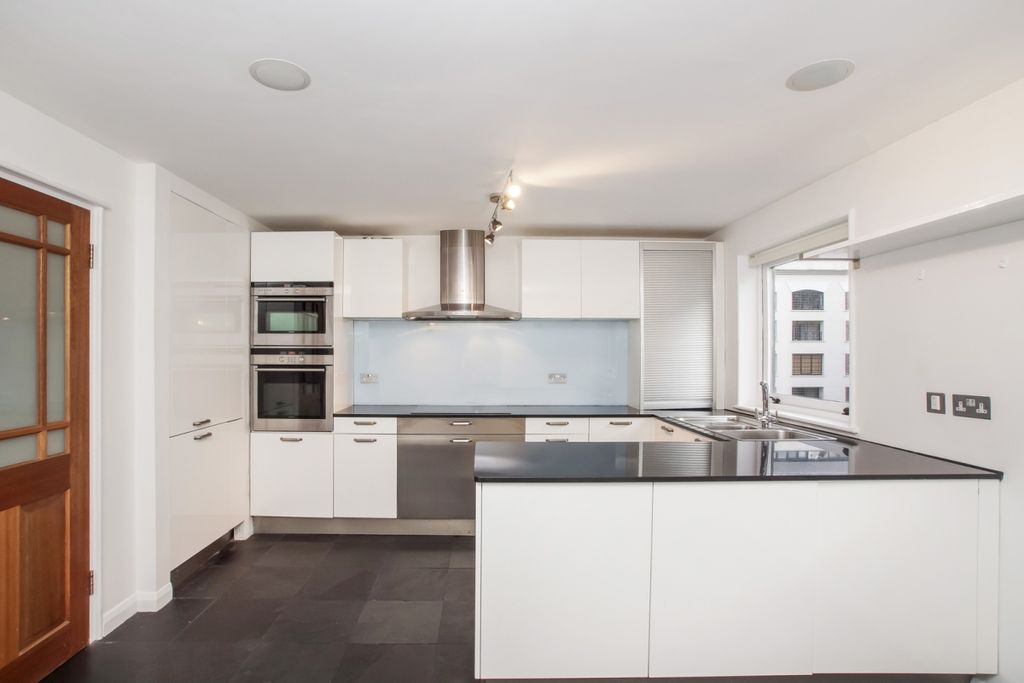 Property photo 3 of 10 Kitchen (1)