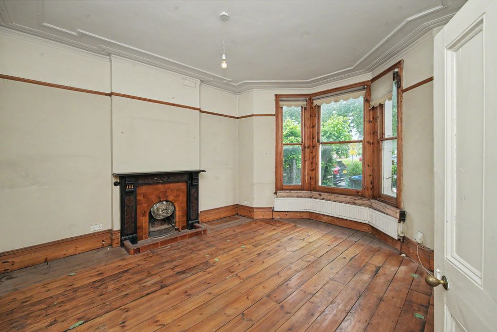 Property photo 2 of 24 200 Woodside Green, South Norwood, London, Se25 5Ew