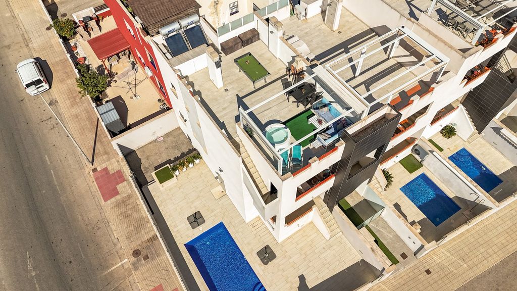 Property photo 1 of 32