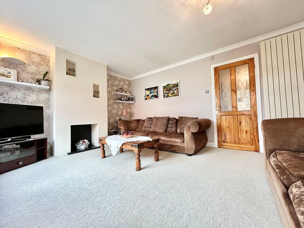 Property photo 3 of 17 Lounge