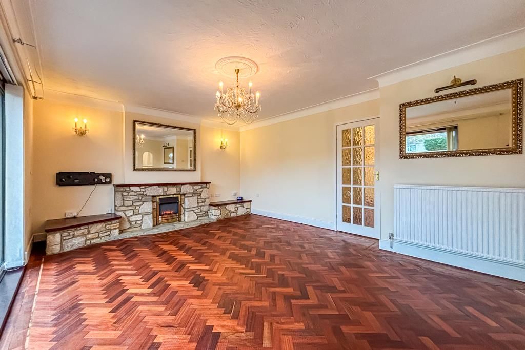 Property photo 3 of 20 Lounge