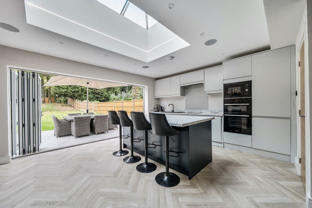 Property photo 3 of 17 Kitchen 3