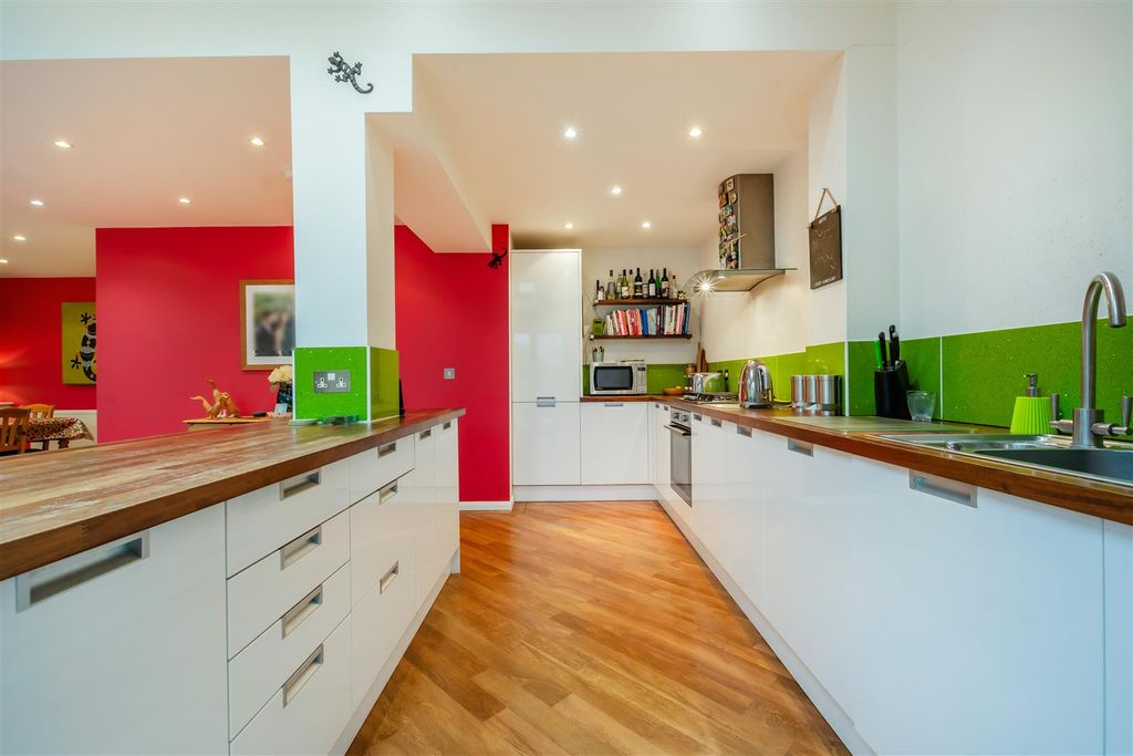 Property photo 3 of 20 8627574-Interior07.Jpg