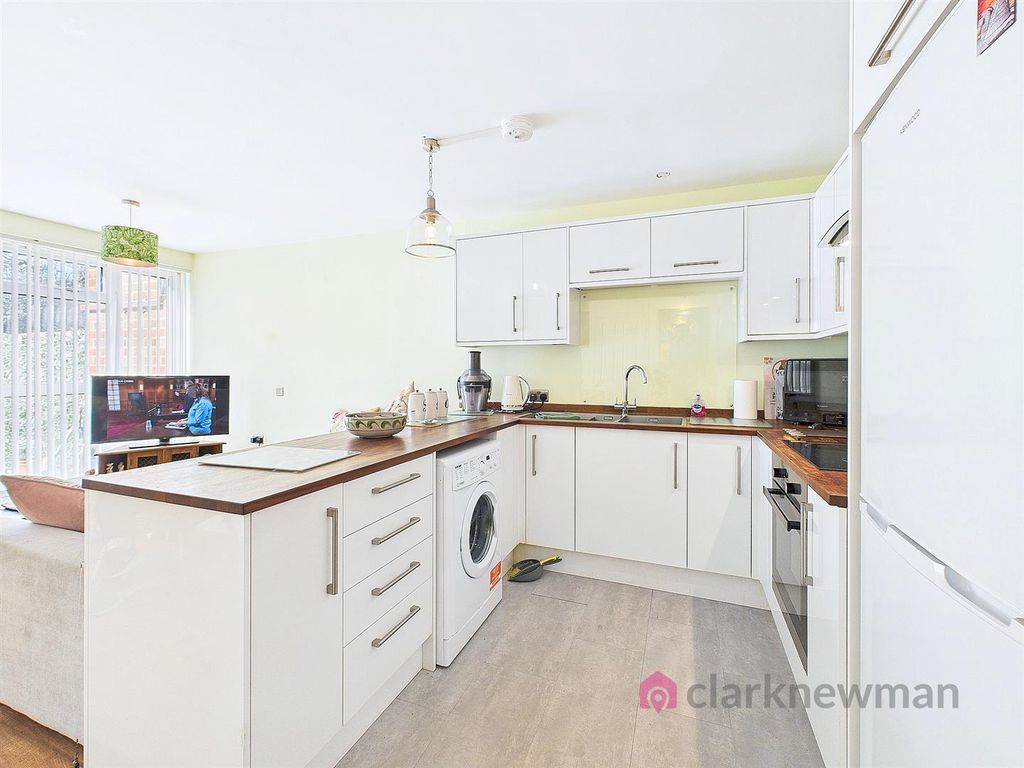 Property photo 3 of 8 Kitchen
