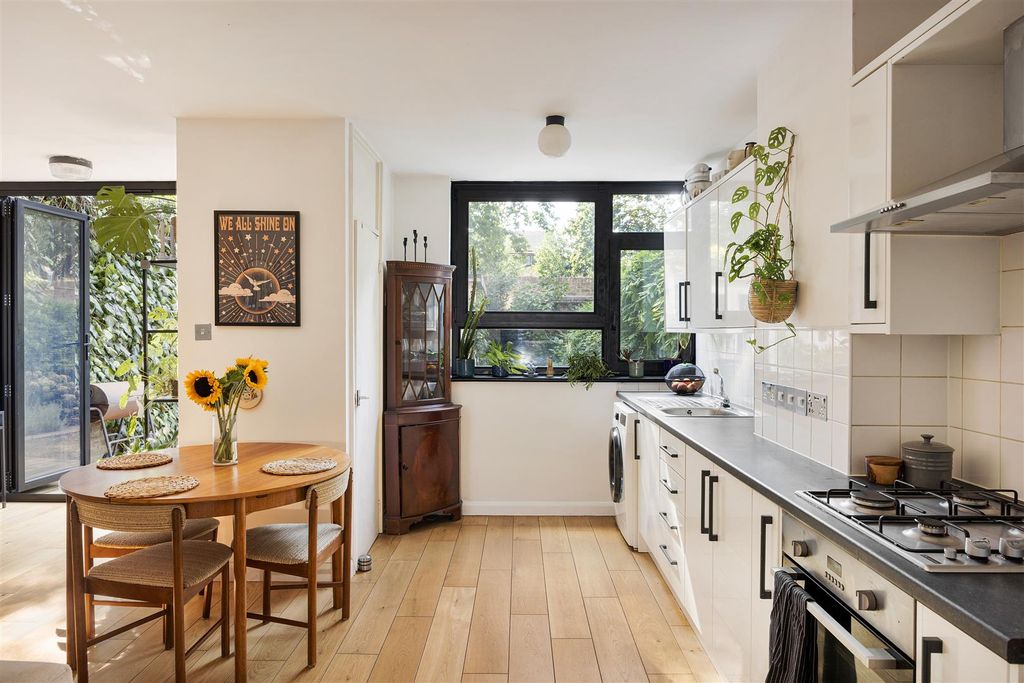 Property photo 2 of 24 Brady Street, E1