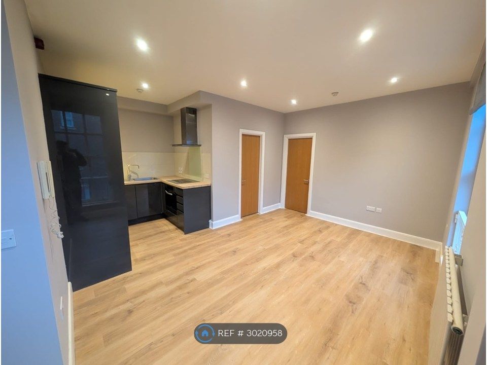 Property photo 1 of 13 Living Room/ Kitchen