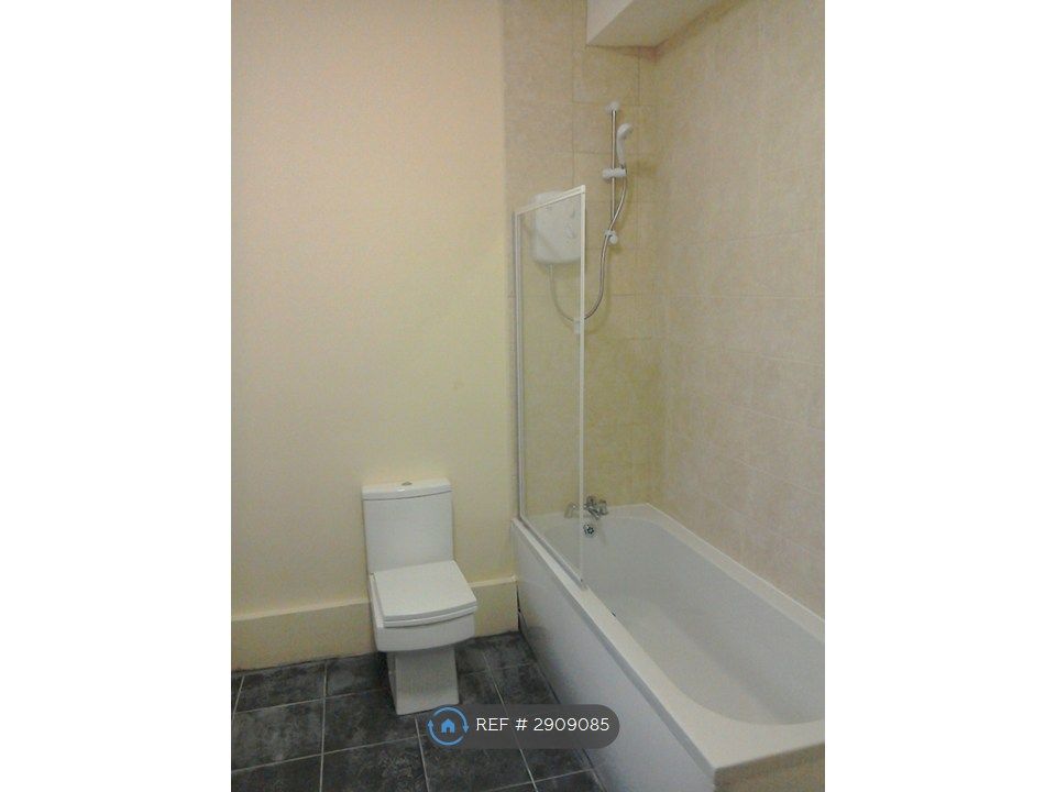 Property photo 2 of 8 Bathroom 1