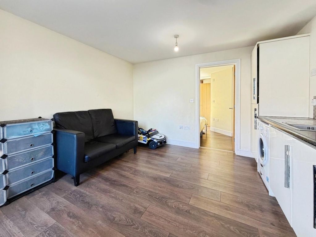 Property photo 2 of 7 Lounge/Kitchen