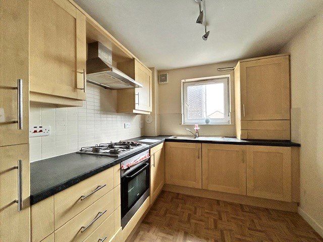 Property photo 3 of 11 Kitchen