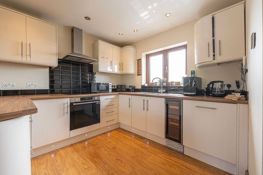 Property photo 2 of 33