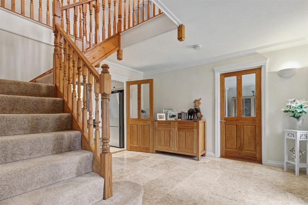 Property photo 2 of 33 Entrance Hall