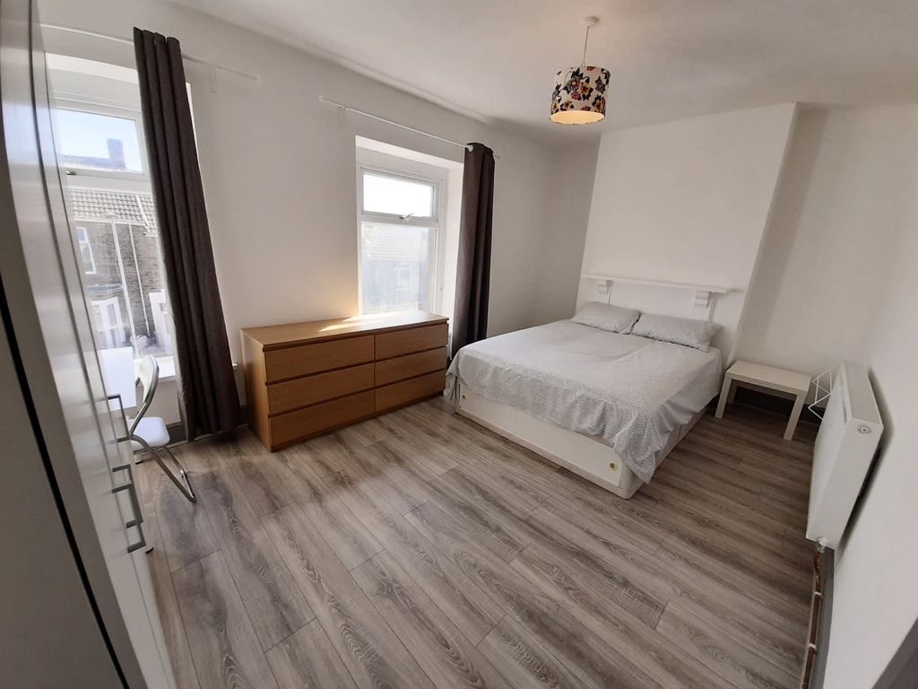 Property photo 3 of 8 6A1c23Bc-6889-46Fc-Acca-7A6d15E74172