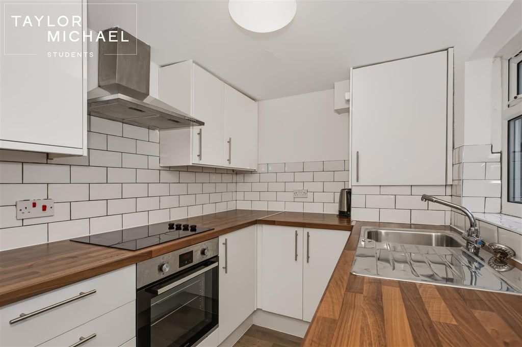 Property photo 2 of 20 Kitchen
