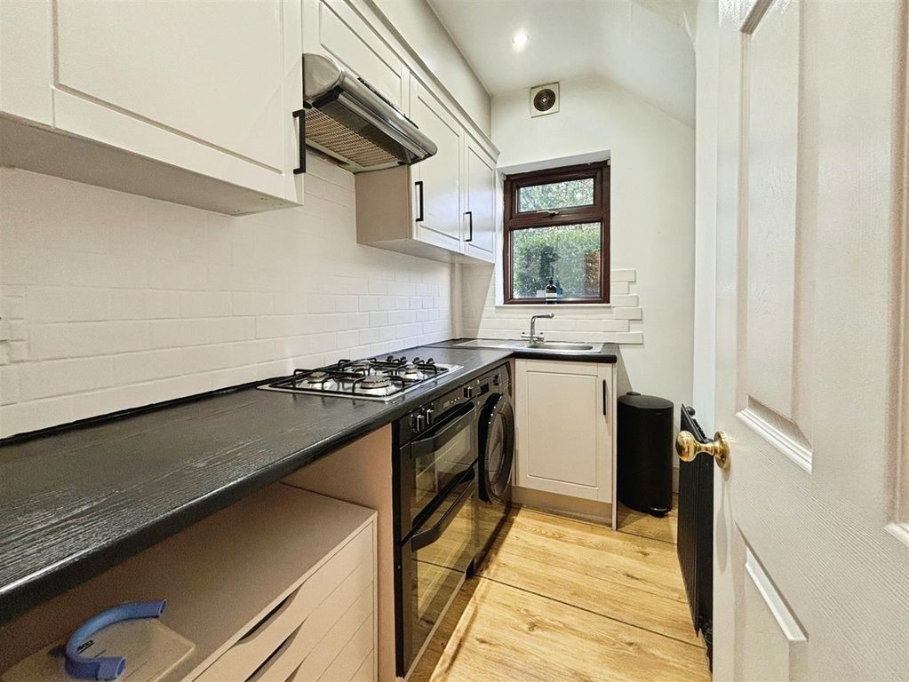 Property photo 3 of 11 Kitchen