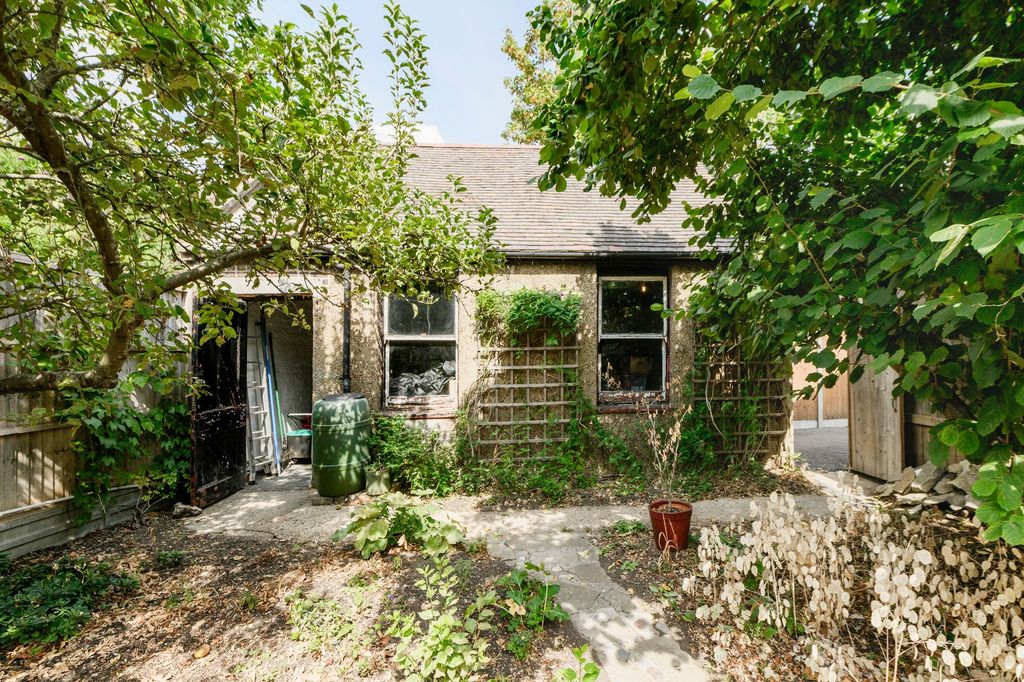 Property photo 2 of 42