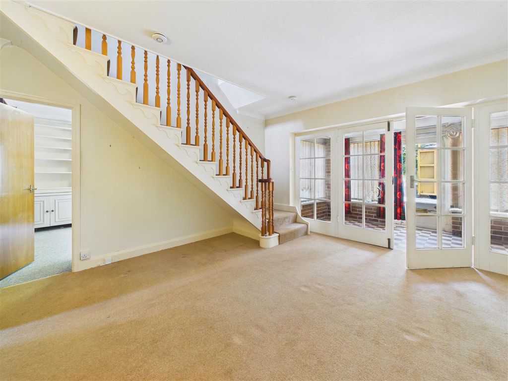 Property photo 3 of 11 Hallway