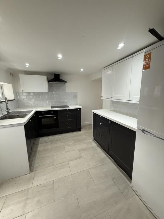 Property photo 2 of 10 Kitchen