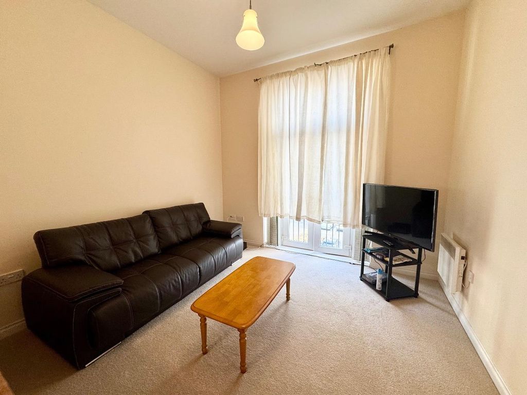 Property photo 2 of 9 Lounge