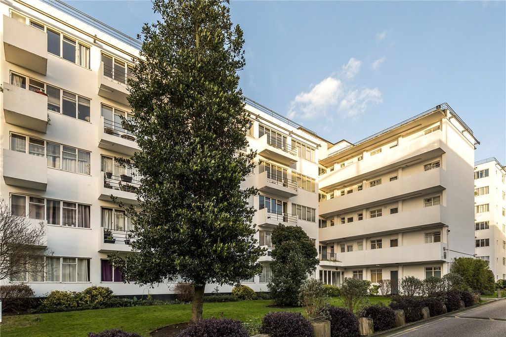 Property photo 1 of 7 Communal Gardens