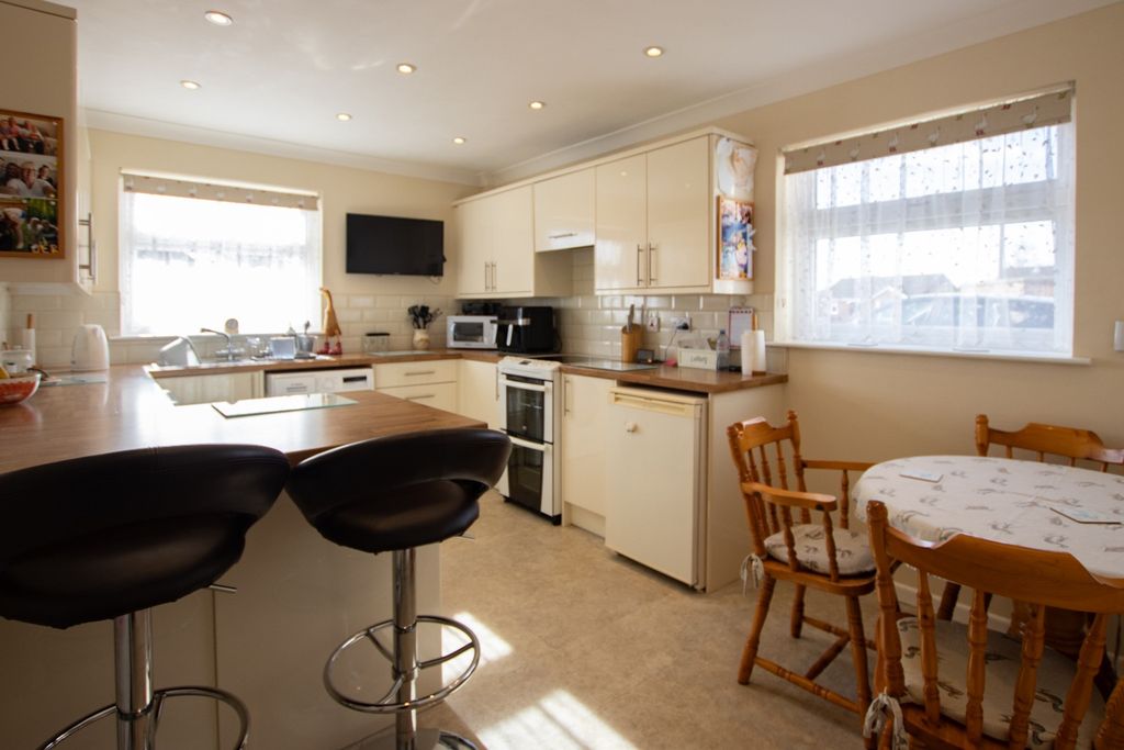 Property photo 2 of 19 4939728