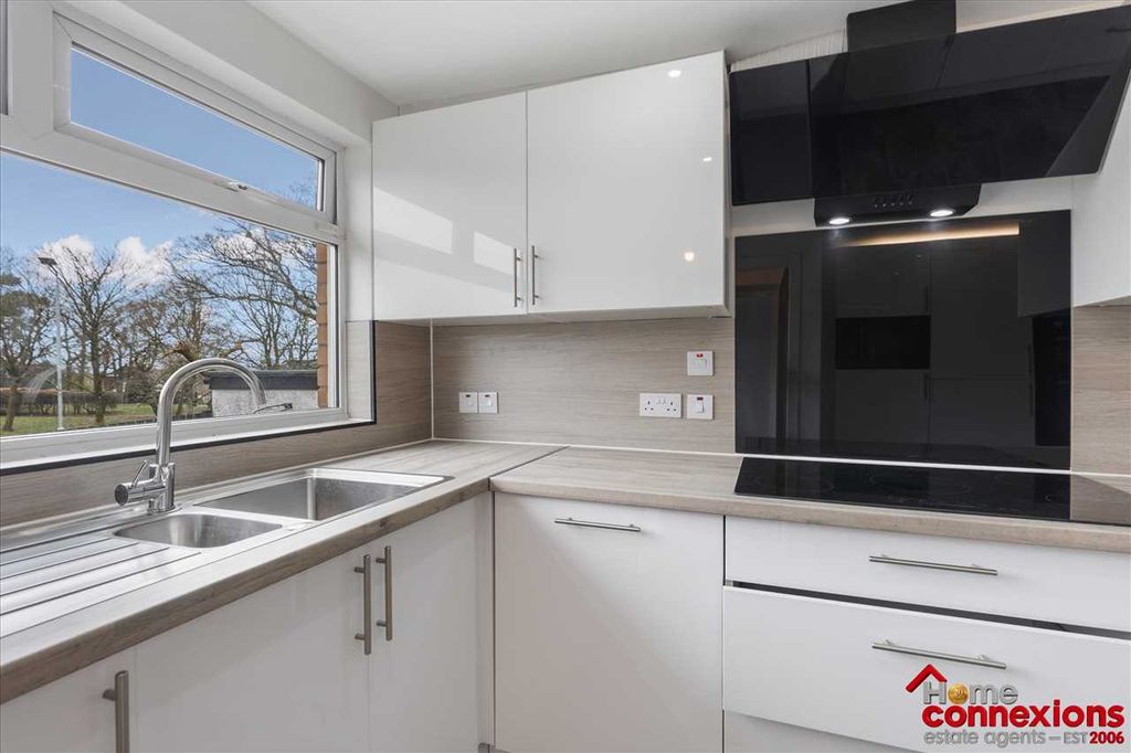 Property photo 3 of 26 Kitchen (2)