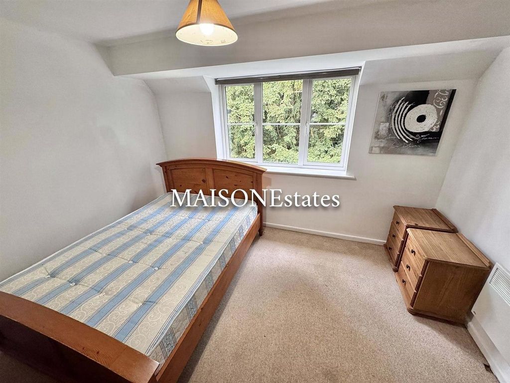 Property photo 2 of 9 Bedroom..Jpg