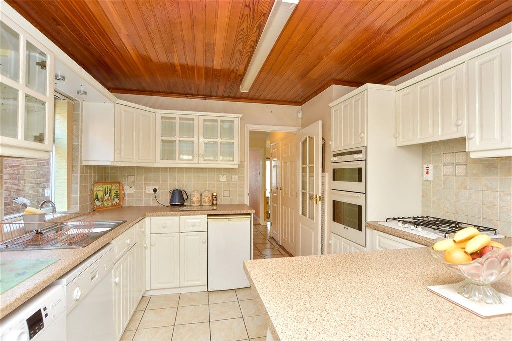 Property photo 3 of 11 Kitchen