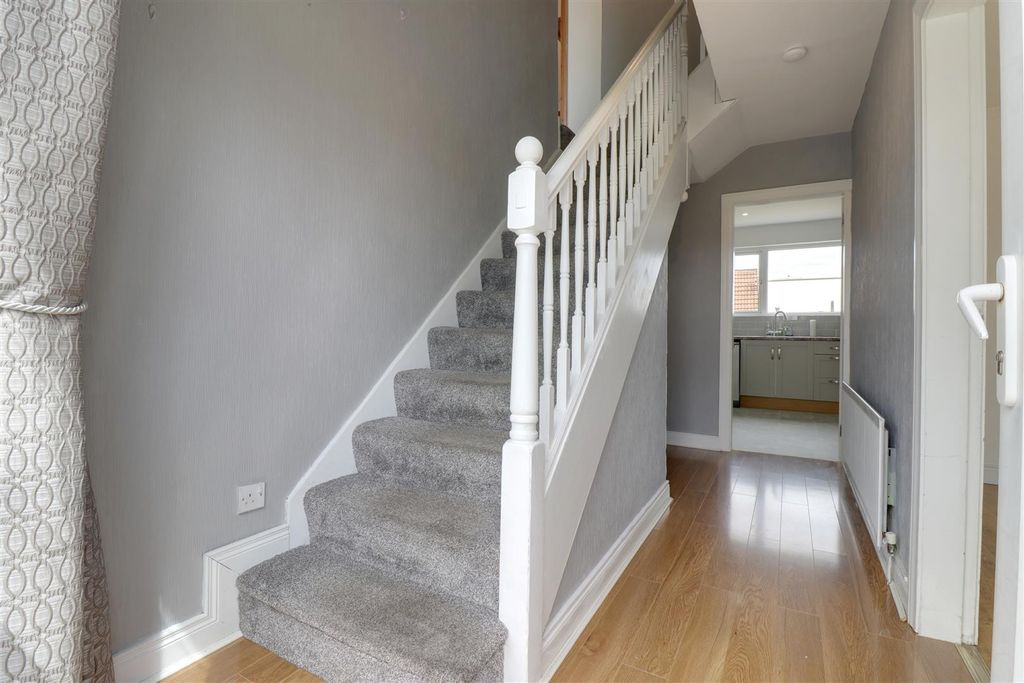 Property photo 2 of 19 Entrance Hall