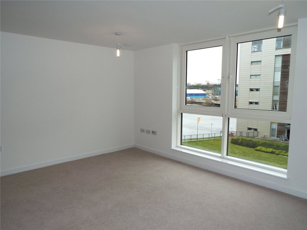 Property photo 1 of 9 Living/Dining Area