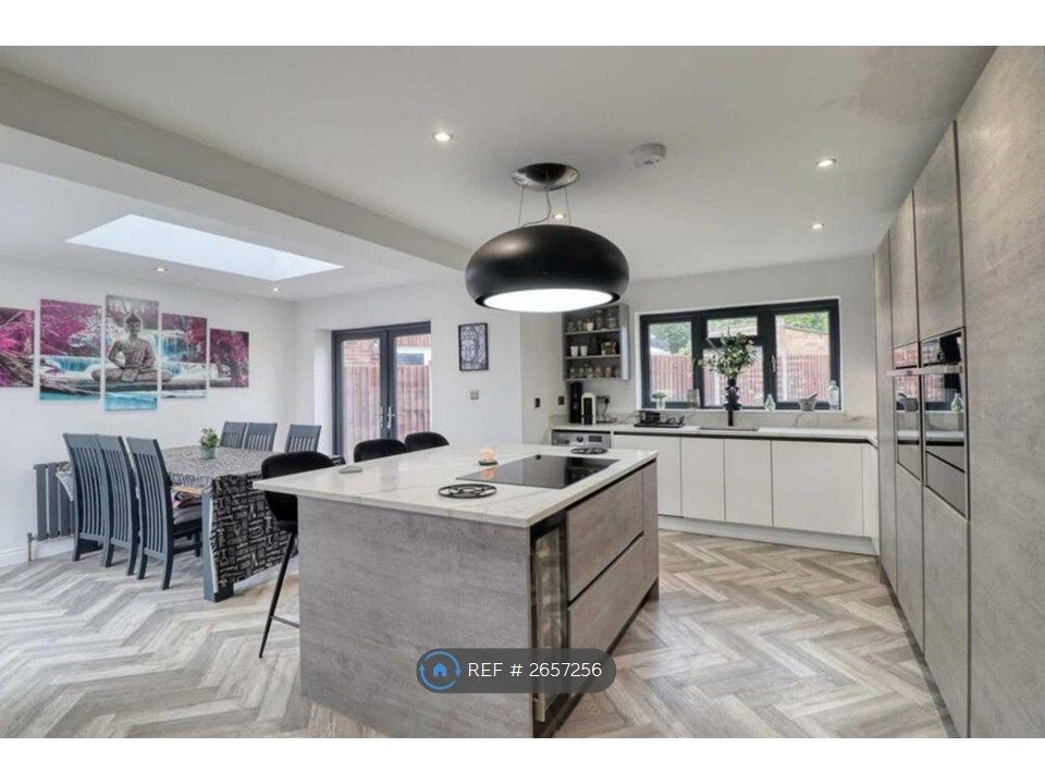 Property photo 3 of 19 Kitchen