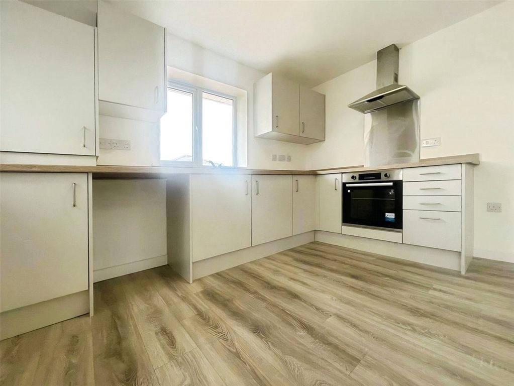 Property photo 3 of 10 Kitchen