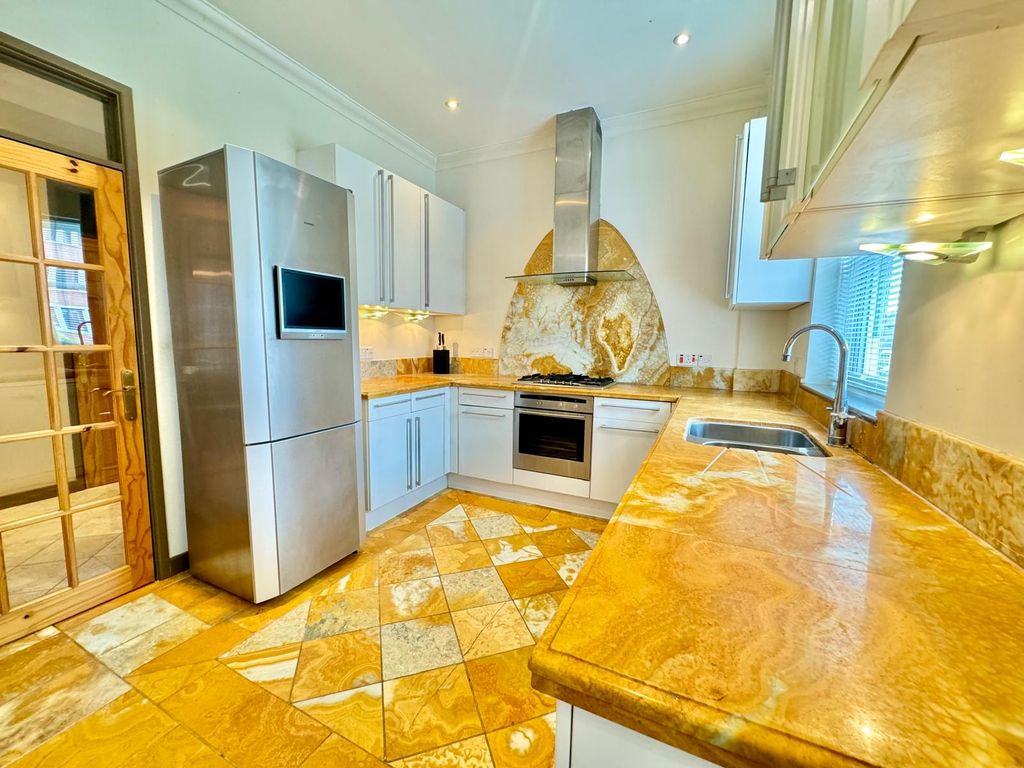 Property photo 1 of 18 Image